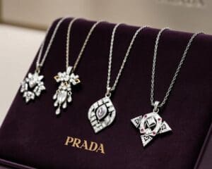 Prada kettingen: Voor een moderne, luxueuze uitstraling