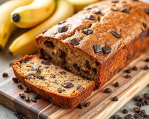 Goudbruin bananenbrood met chocoladestukjes